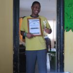 Auszeichnung für einen der ersten GEZUBUSO Schulabgänger